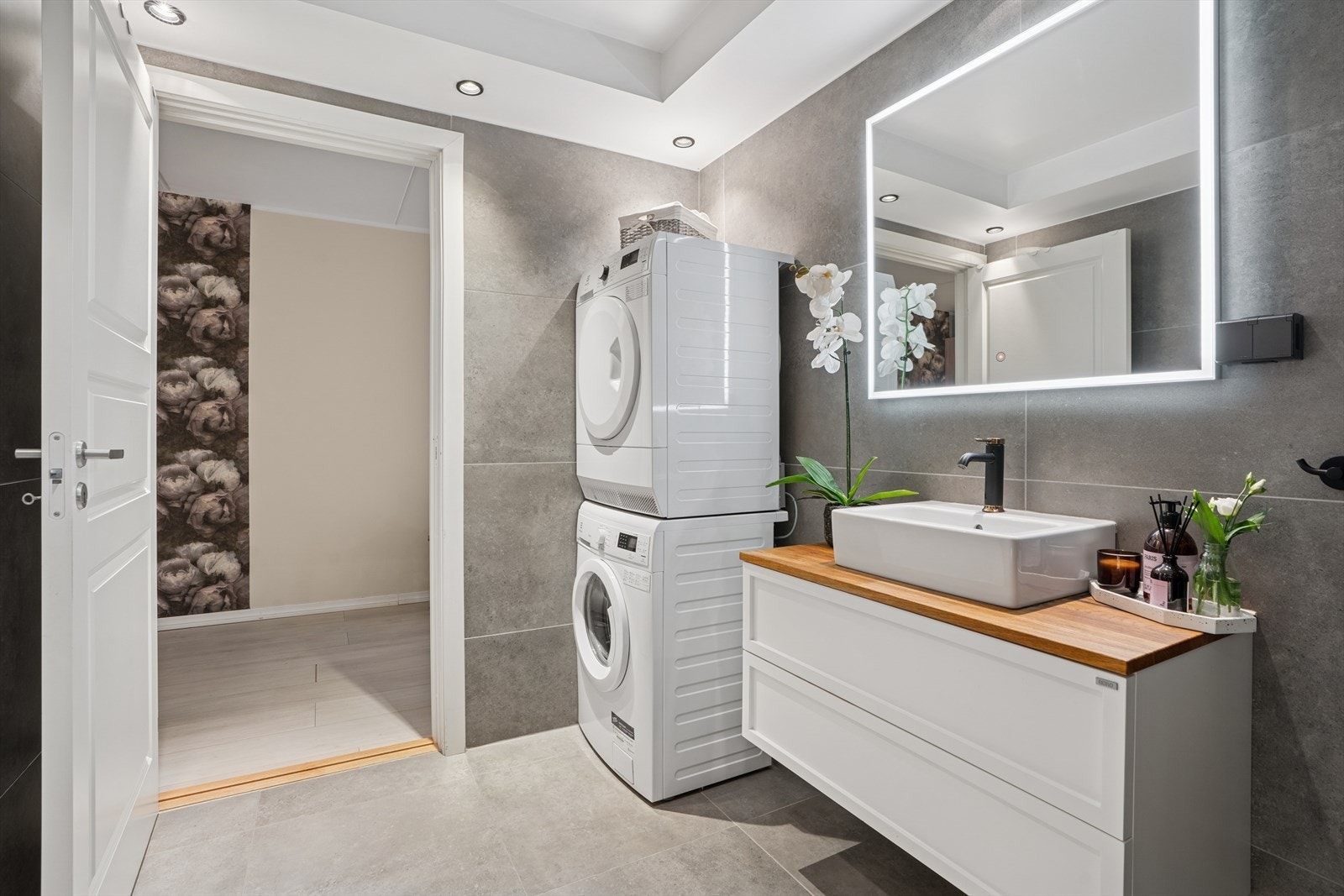 Flott og luftig baderom med tidsriktig design, dusj, wc, servant m/underskap og overskap, samt opplegg for vaskemaskin. Galleribilde