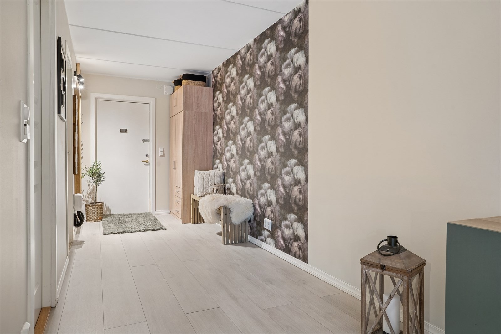 Innbydende entré, med god plass til å henge fra seg yttertøyet og sette fra seg skoene i garderobeskap. Galleribilde