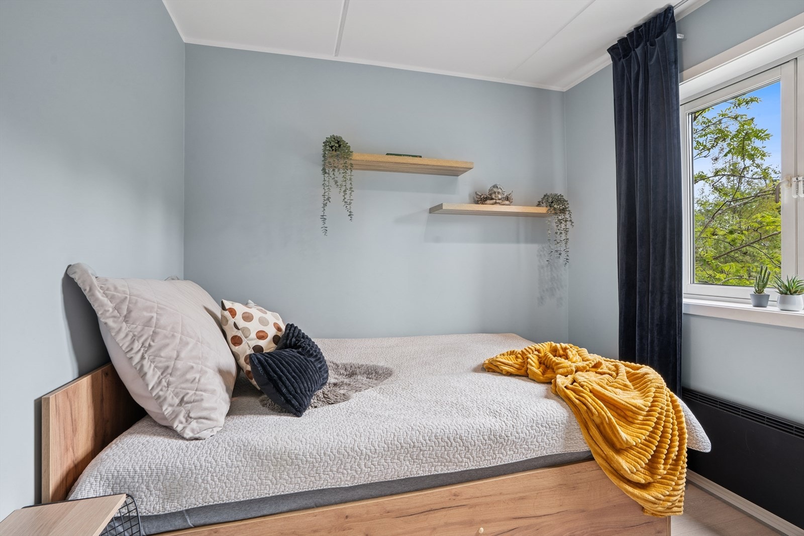 Soverom 2 er og av god størrelse, med plass til seng og tilhørende møblement. Galleribilde