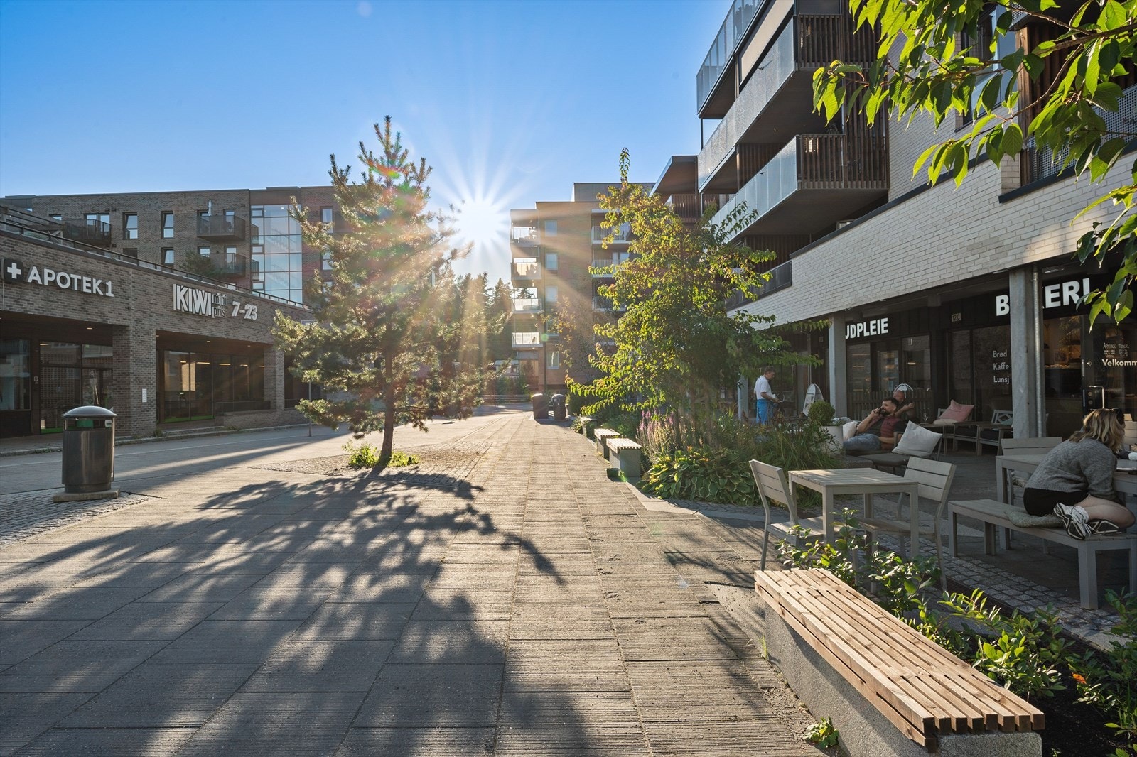 Det er gangavstand til ulike servicetilbud, dagligvarebutikk, barnehager, skoler og togstasjon. Galleribilde