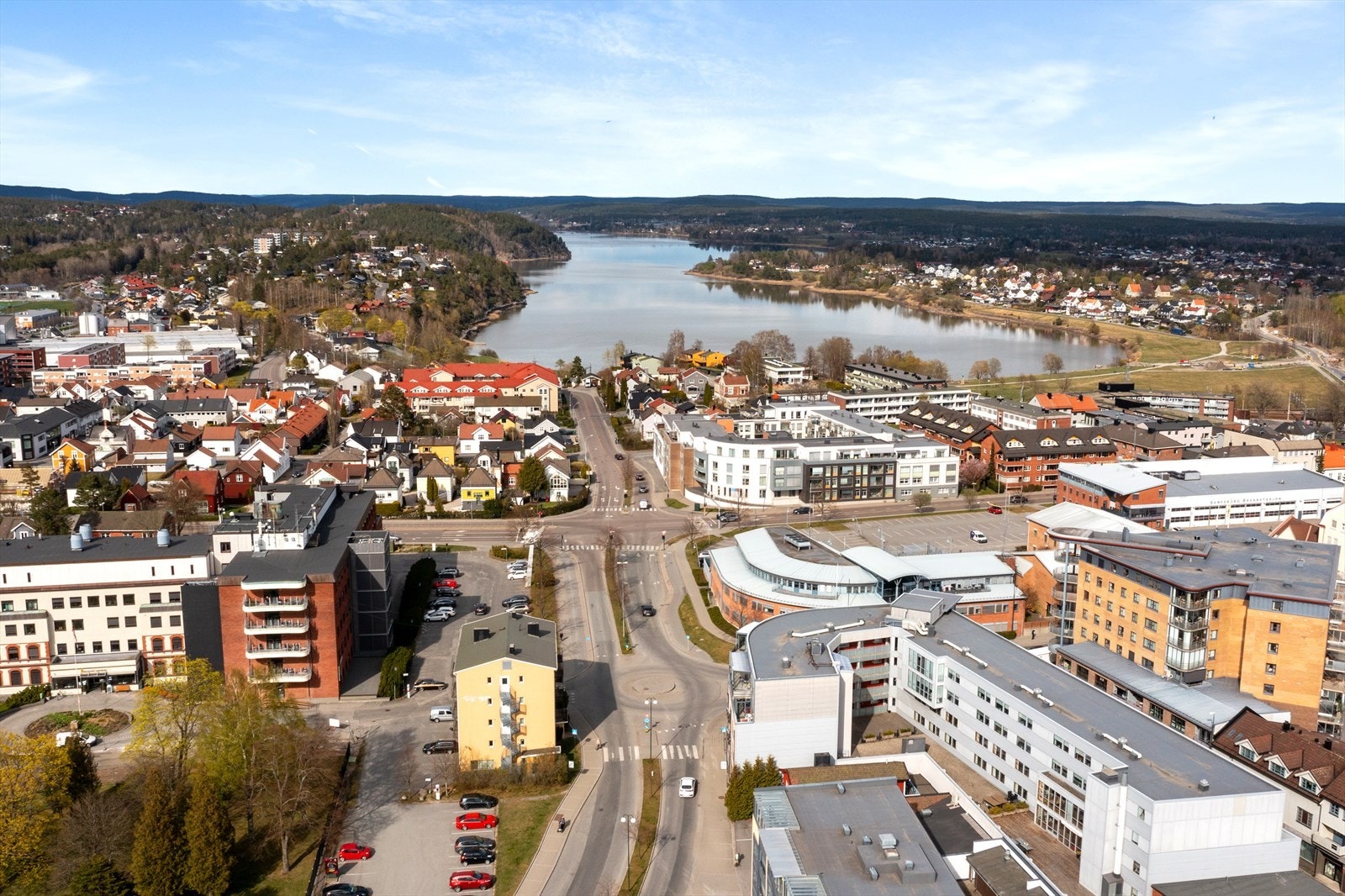 Oversiktsbilde - Sameiet ligger midt i Sarpsborg sentrum med gangavstand til alle byens fasiliteter, inkludert jernbanestasjon og bussterminal. Rett frem i bilde ligger Glengshølen med den fine bryggestien Galleribilde