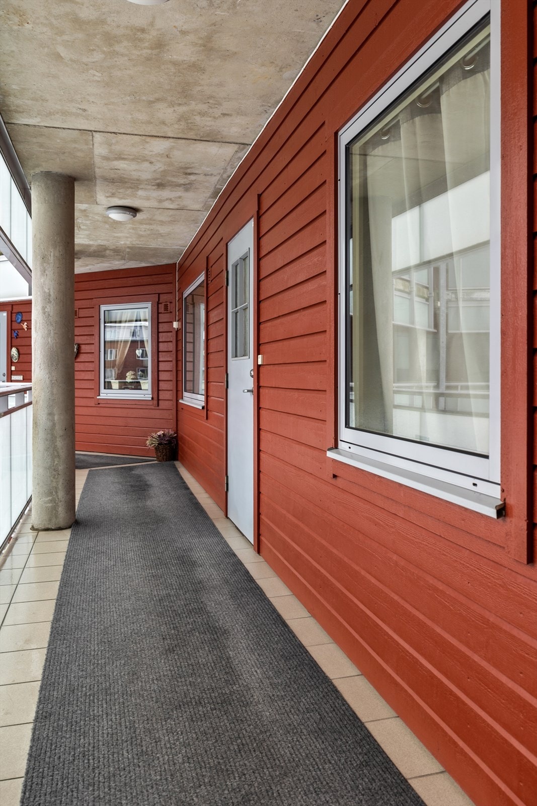 Inngang til leiligheten via overbygget svalgang Galleribilde