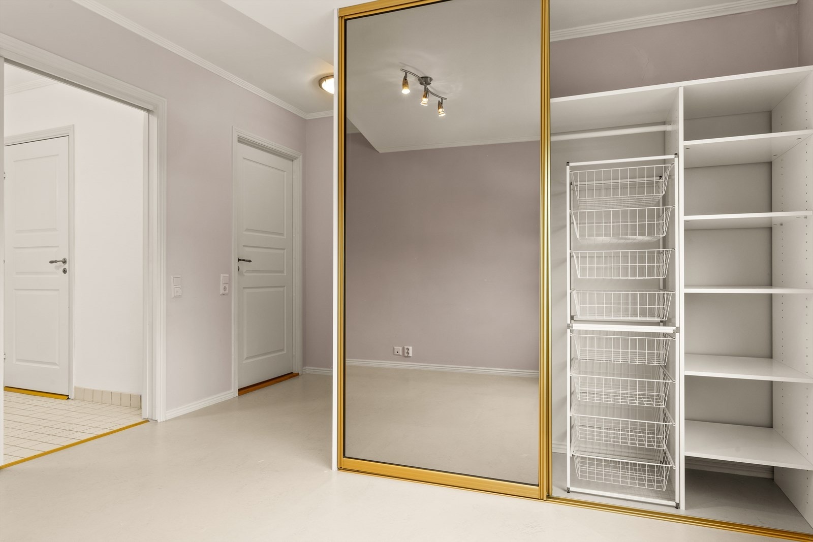 Leilighetens hovedsoverom er av god størrelse, og har direkte atkomst til baderommet via skyvedør. På soverommet er det montert stor skyvedørsgarderobe med god lagringsplass Galleribilde