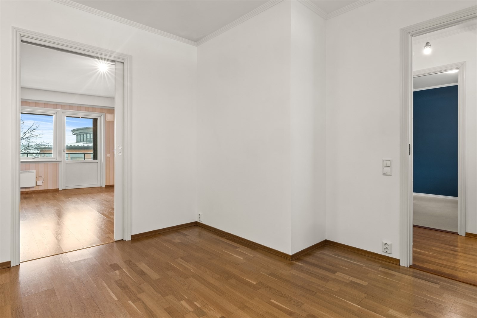 Praktisk med to innganger til kjøkkenet Galleribilde