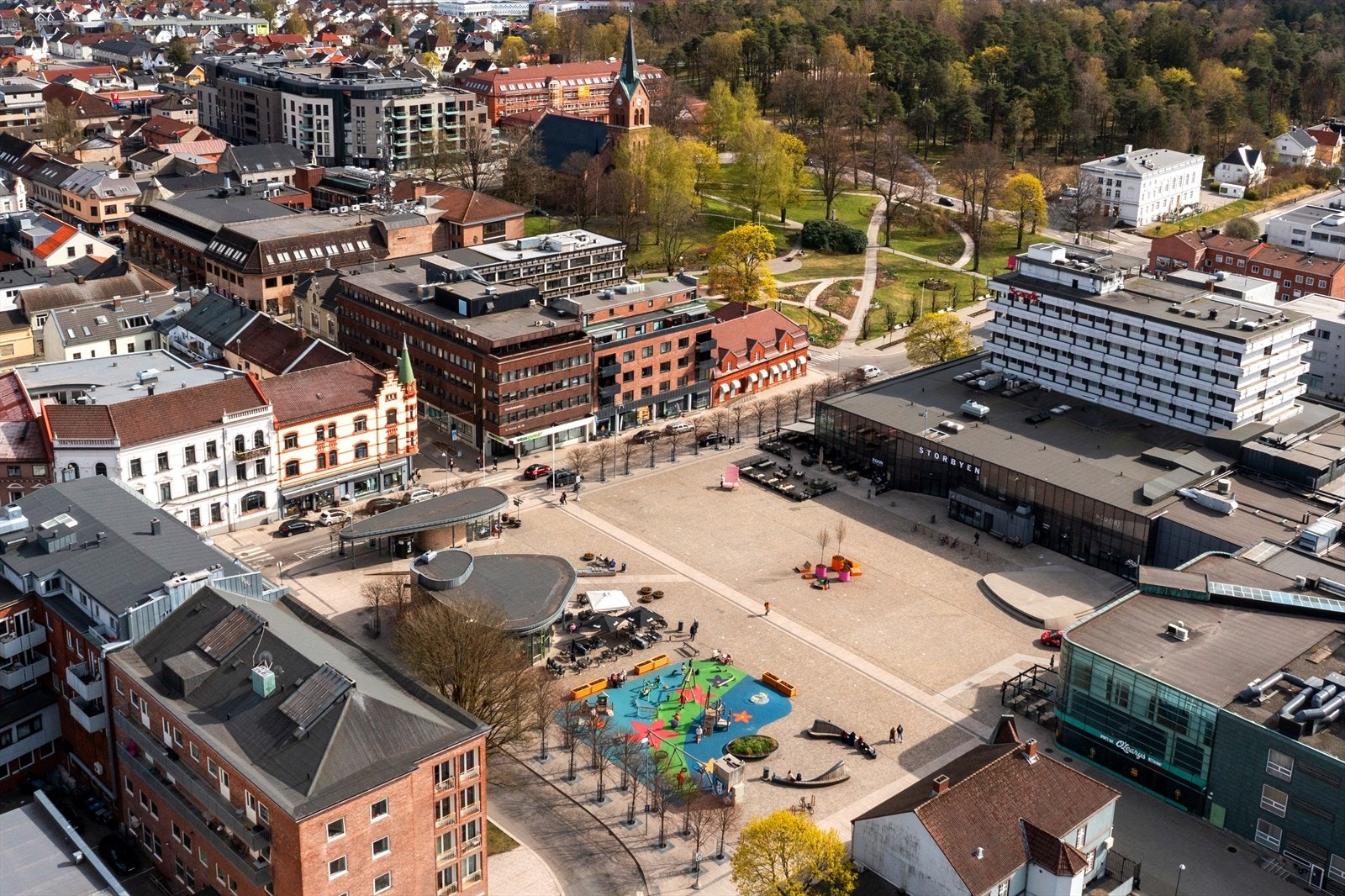 Arkivfoto av torget, med inngang til Storbyen kjøpesenter, og videre mot Kirkeparken og Kulåsparken Galleribilde