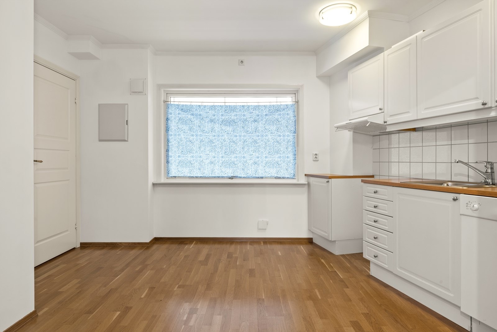 Det er inngang til kjøkkenet både i fra gangen og stua - i tillegg er det et større vindu på kjøkkenet Galleribilde