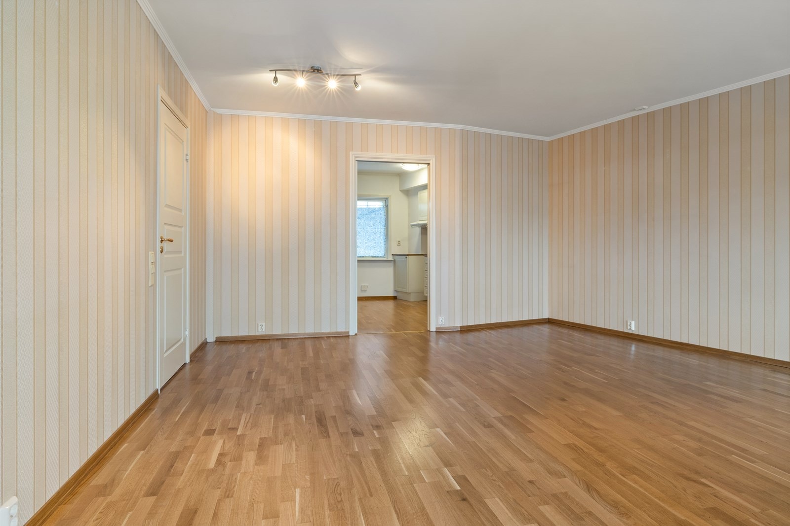 Inngang til kjøkkenet via skyvedør Galleribilde