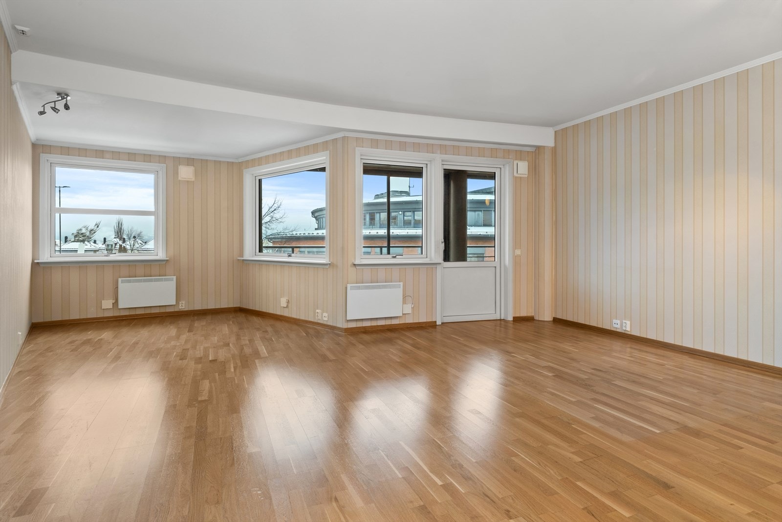 Flere vindusflater gir godt med dagslys inn i stuen Galleribilde