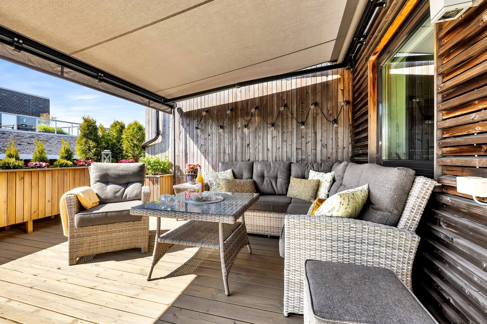 Her har man solen hele dagen og det er derfor montert elektrisk markise for å skjerme mot den sterkeste solen for de som ønsker det! Galleribilde