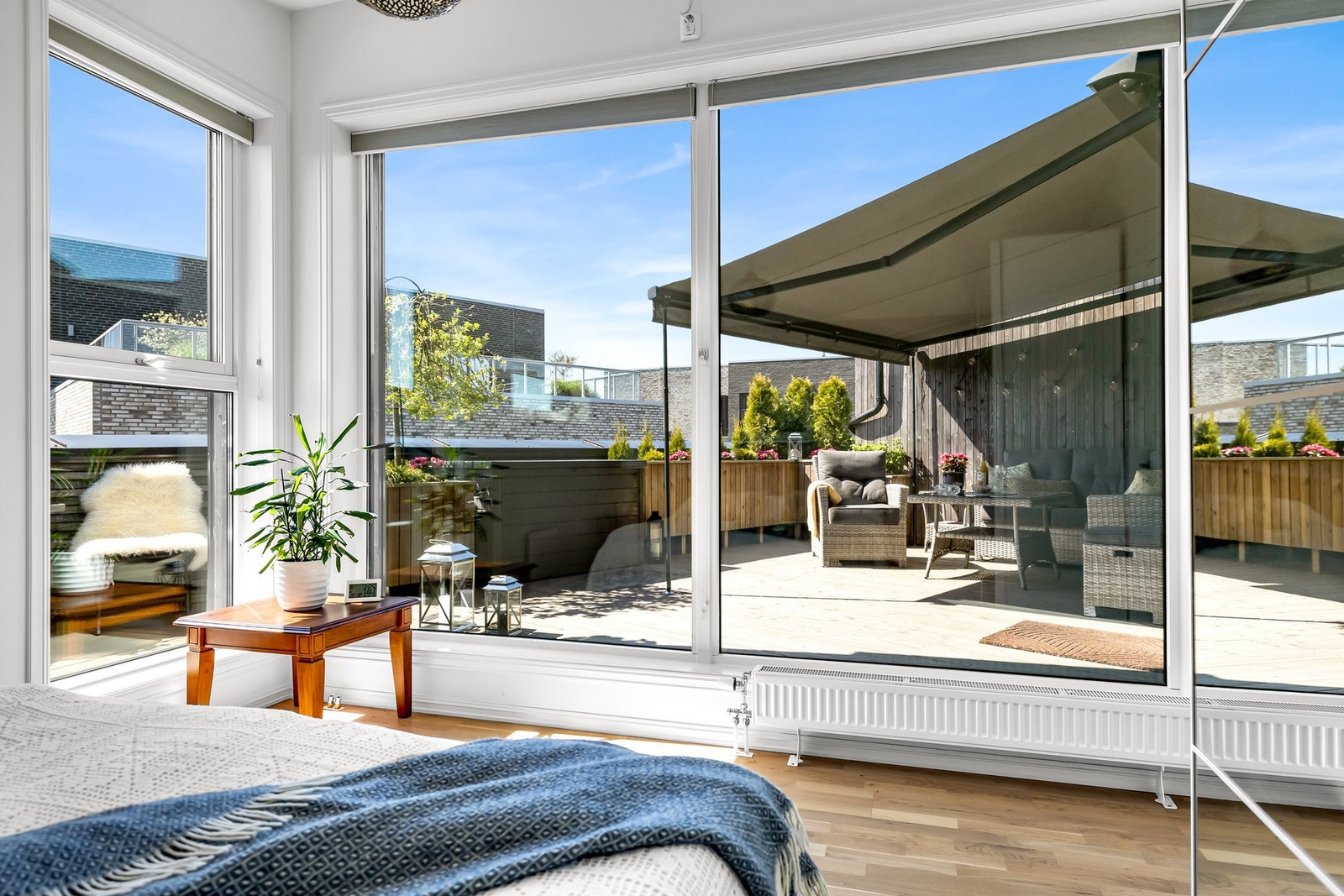 Rommet har parkett på gulv, hvitmalte vegger og himling. Galleribilde