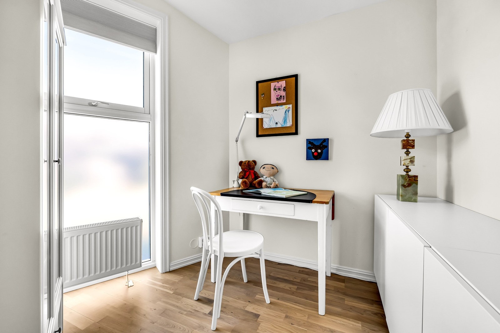Videre får du plass til et skrivebord, kommode eller annet ønskelig møblement. Rommene har parkett på gulvet, hvitmalte vegger samt en beigemalt kontrastvegg, og hvitmalt himling. Galleribilde