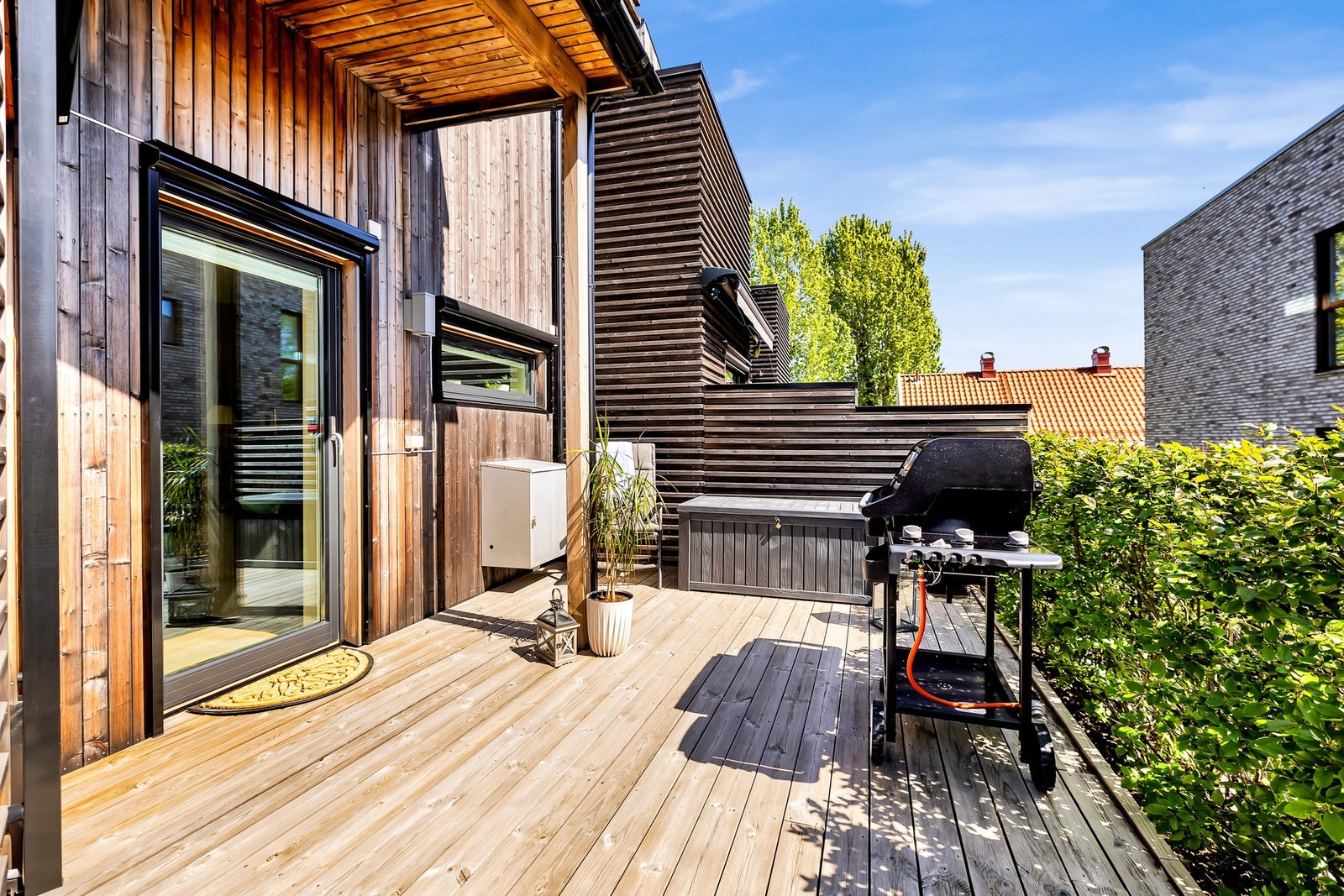 Boligen har to store terrasser, en markterrasse og en takterrasse. Markterrassen er på ca. 27 m². Det er også montert en stor elektrisk markise, med to nedfellbare støttebein ved kraftig vind, og med en nedfellbar gardin i front, for ekstra skjerming mot Galleribilde