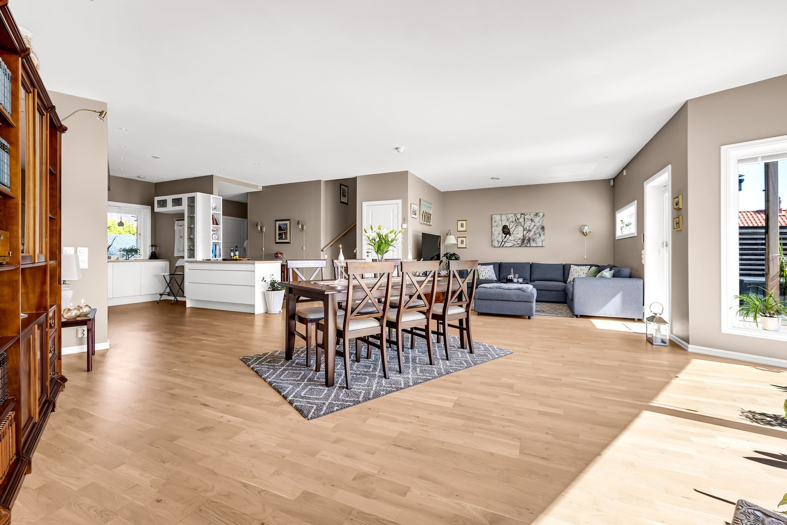Dagens spisesone er naturlig plassert mellom kjøkkenet og resten av stuen, tilrettelagt for sosiale lag. Galleribilde