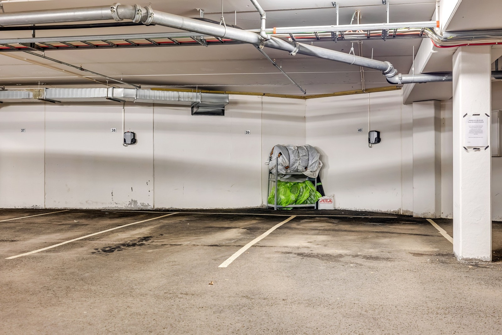 Det følger med to parkeringsplasser, hvor én har strømuttak til elbil. Galleribilde