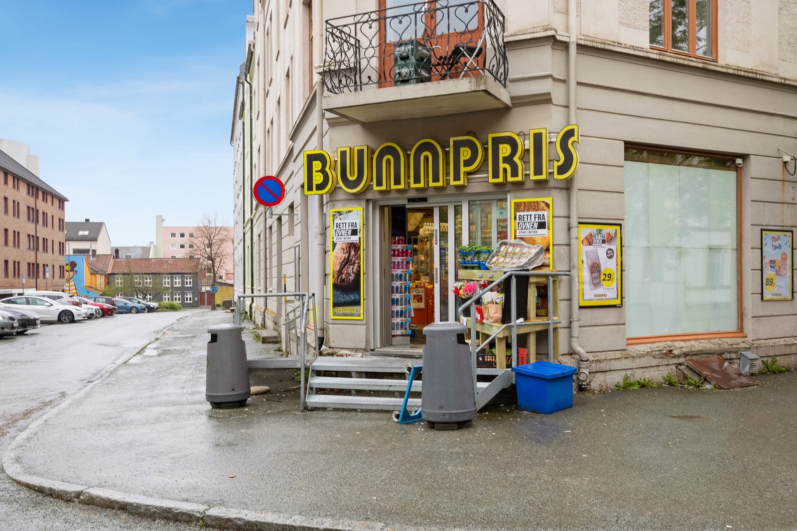 Dagligvarebutikken Bunnpris ligger en kort spasertur fra leiligheten. Det er soneparkering i området. Galleribilde