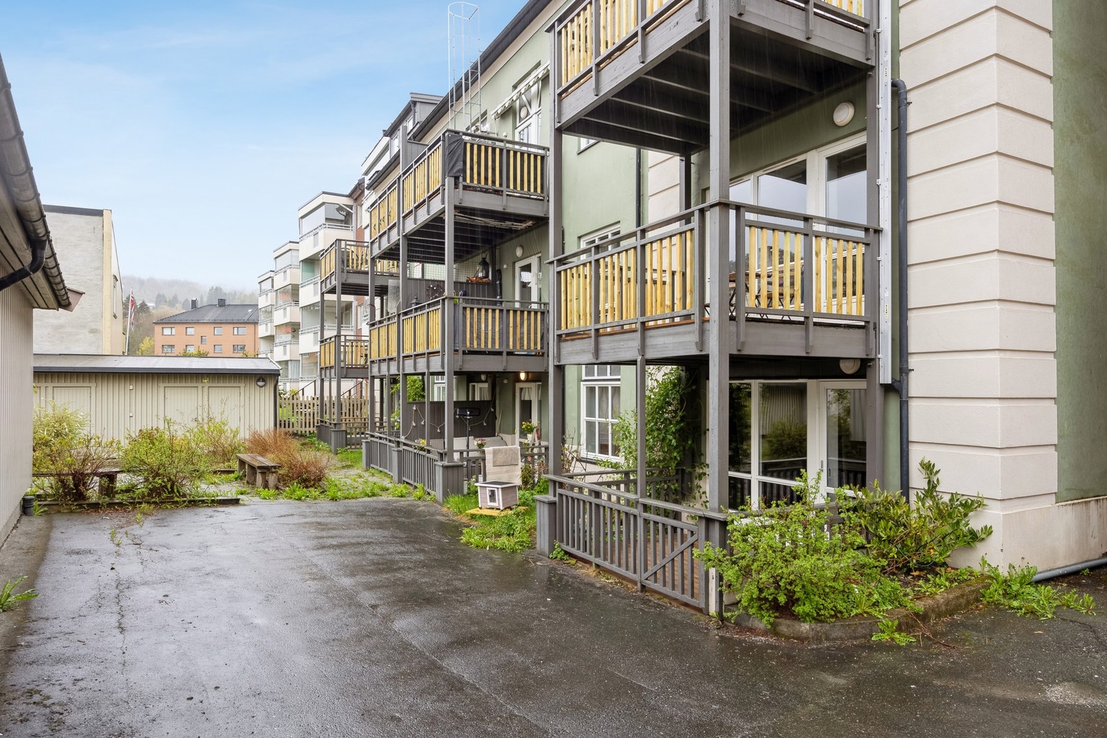 Leiligheten har en rolig og tilbaketrukket plassering, samtidig som den ligger kun en kort spasertur fra Trondheim sentrum. Galleribilde