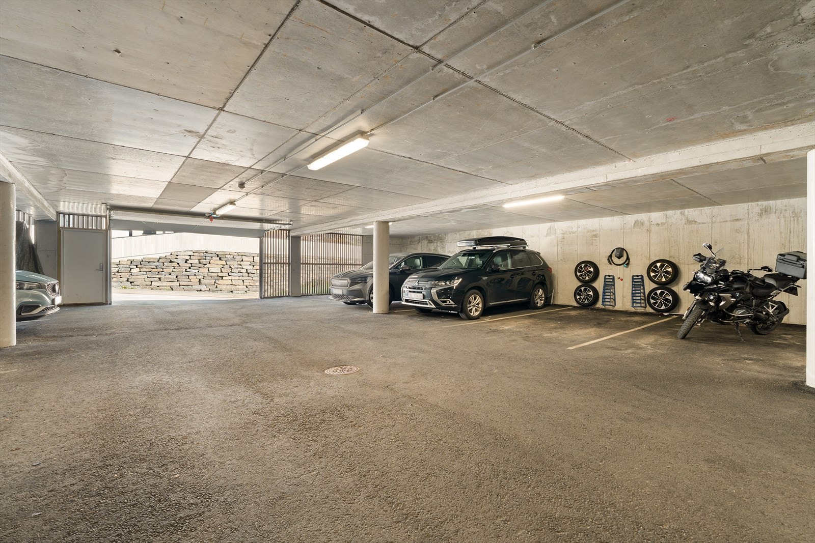Det medfølger 2 faste garasjeplasser med 1 stk. elbillader. Galleribilde