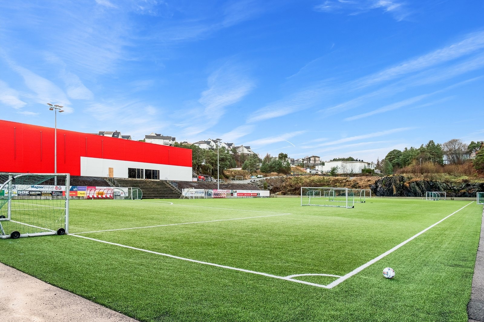 På Halhjem er det nettopp åpnet helt ny innedørs fotballhall. Galleribilde