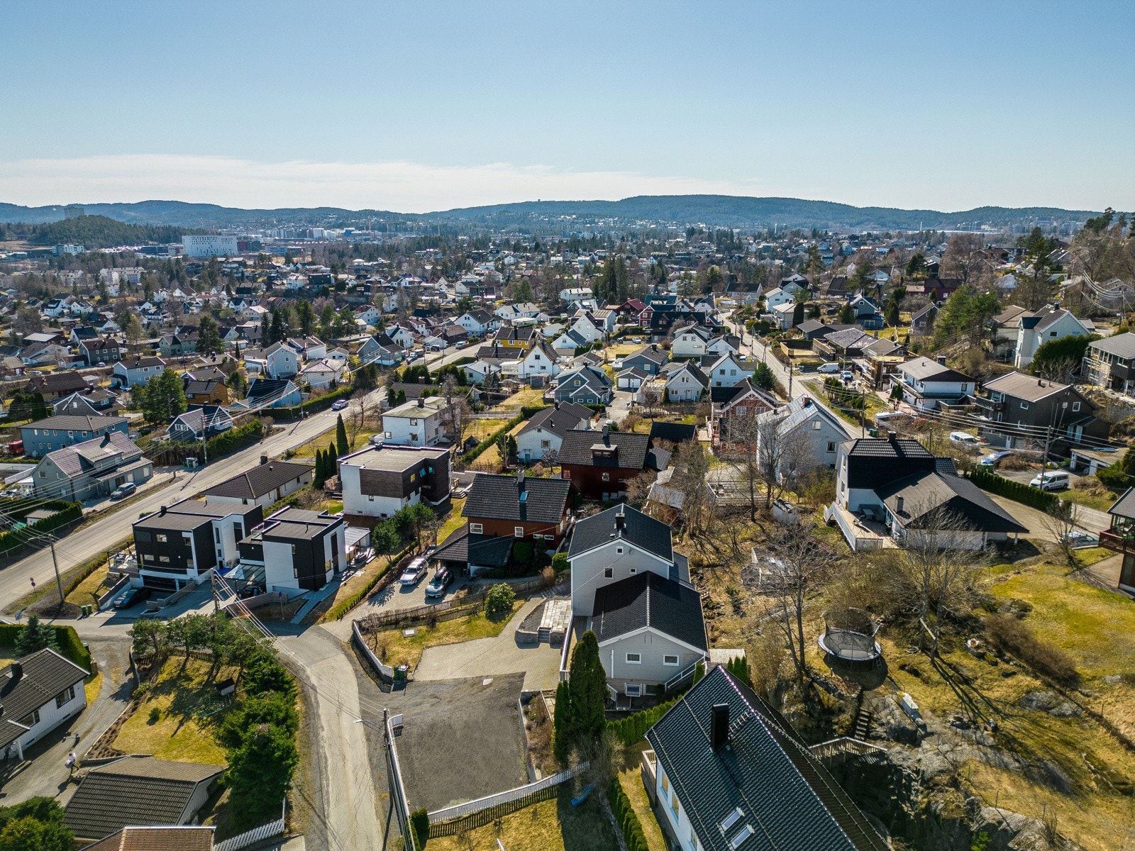 Huset som står på tomten i dag. Det leies ut for 52.750,- pr mnd. Galleribilde