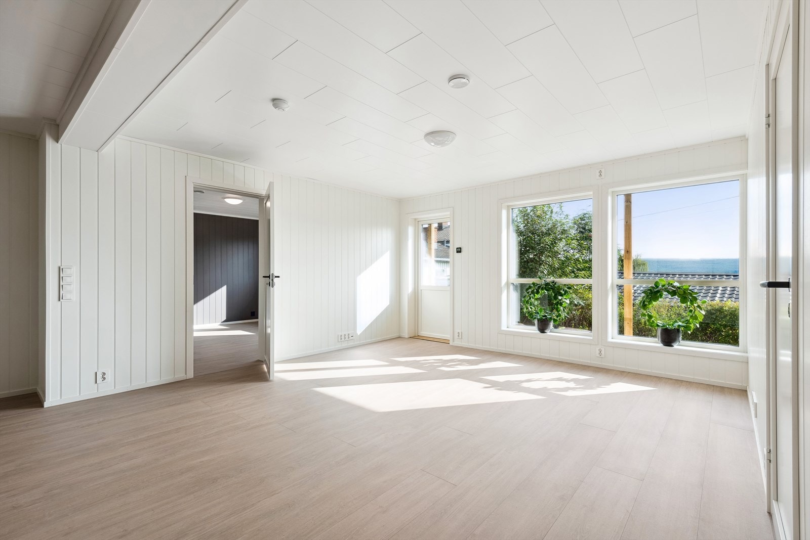 Hekken mot naboen er klippet ned nå, men vil skjerme godt når den vokser opp igjen. Evt kan man plante egen hekk Galleribilde