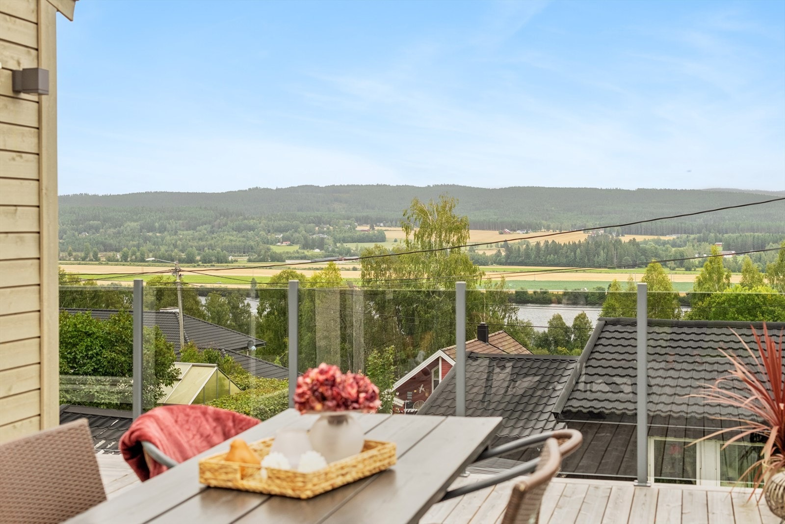 Her har du flott utsikt og gode solforhold med kveldssol på terrassen. Galleribilde