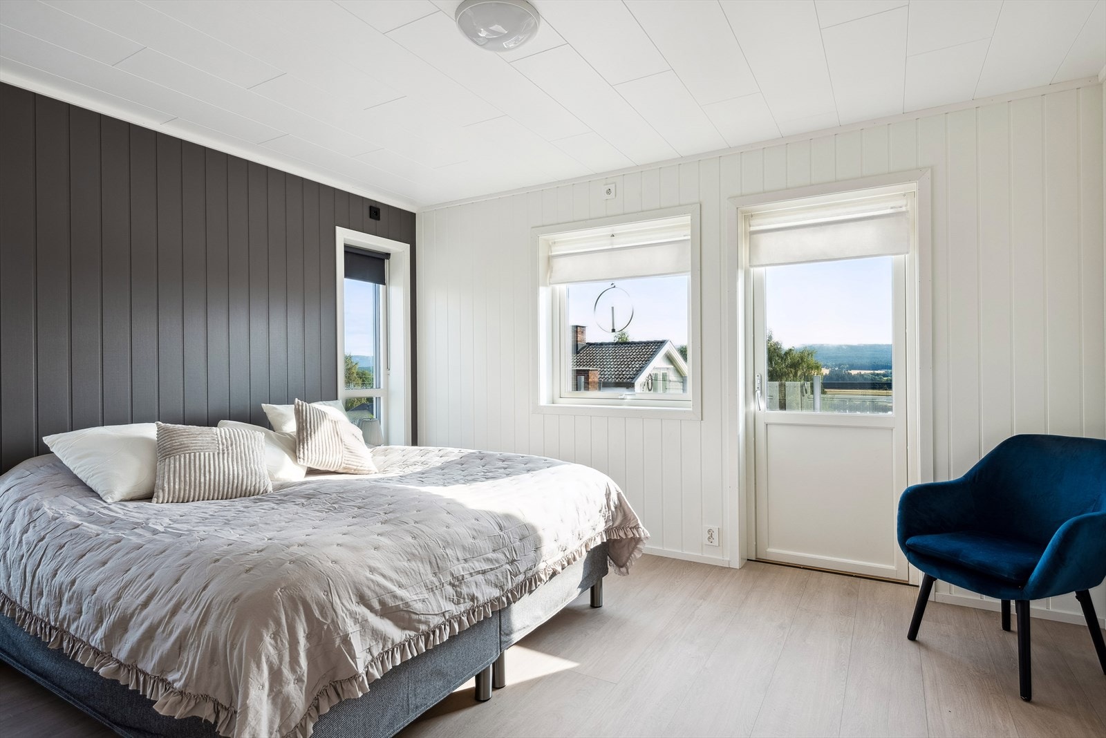Det største soveropmmet i 1. etasje har adkomst til veranda. Galleribilde