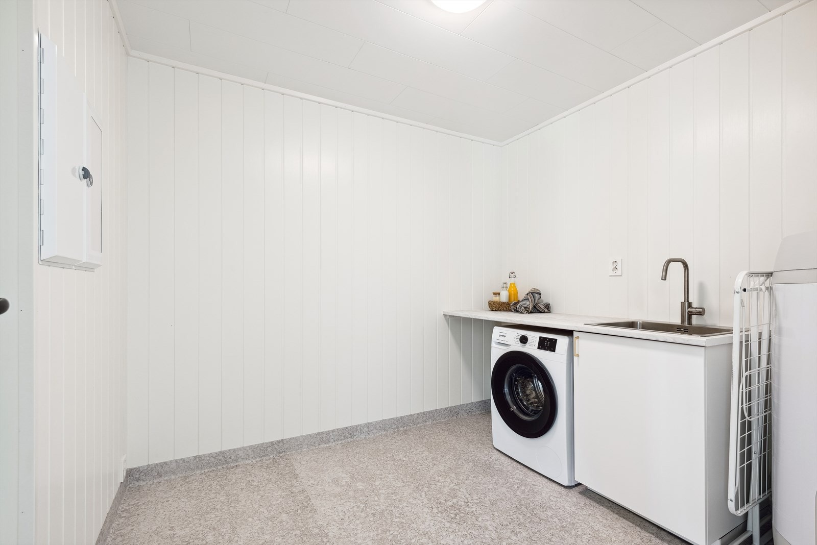 Romslig vaskerom/teknisk rom med opplegg for vaskemaskin og tørketrommel Galleribilde