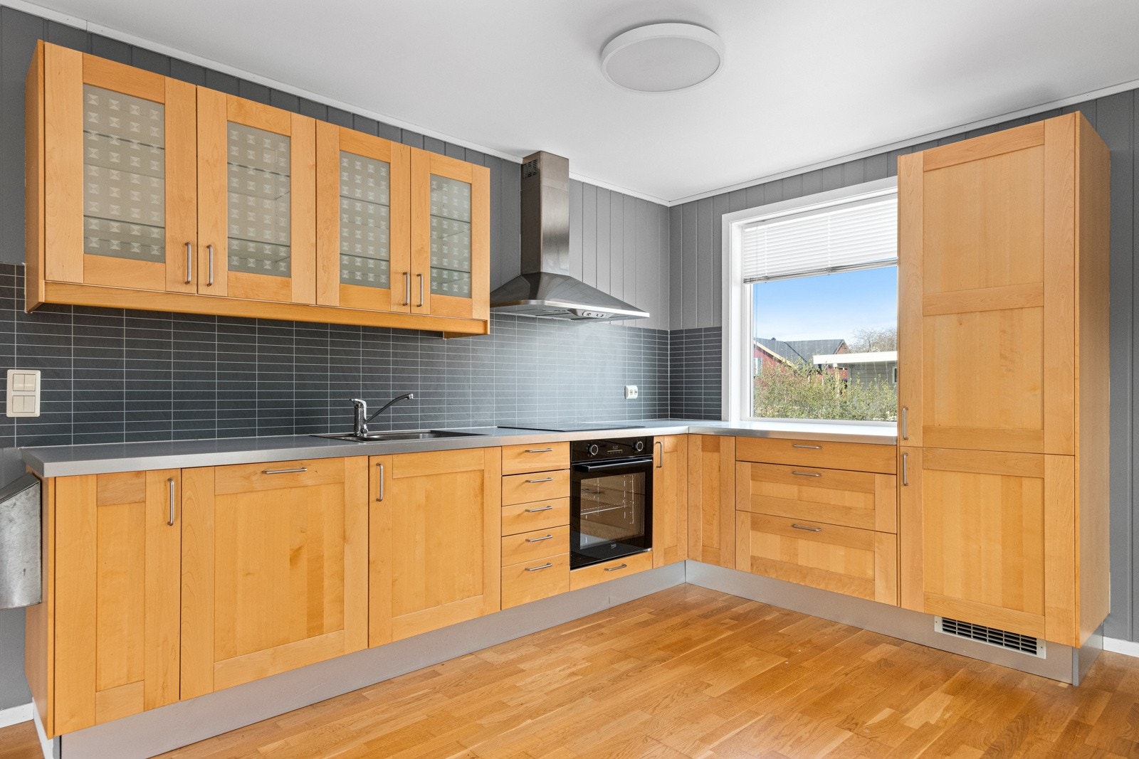 Lyst og fint kjøkken, med integrerte hvitevarer. Galleribilde