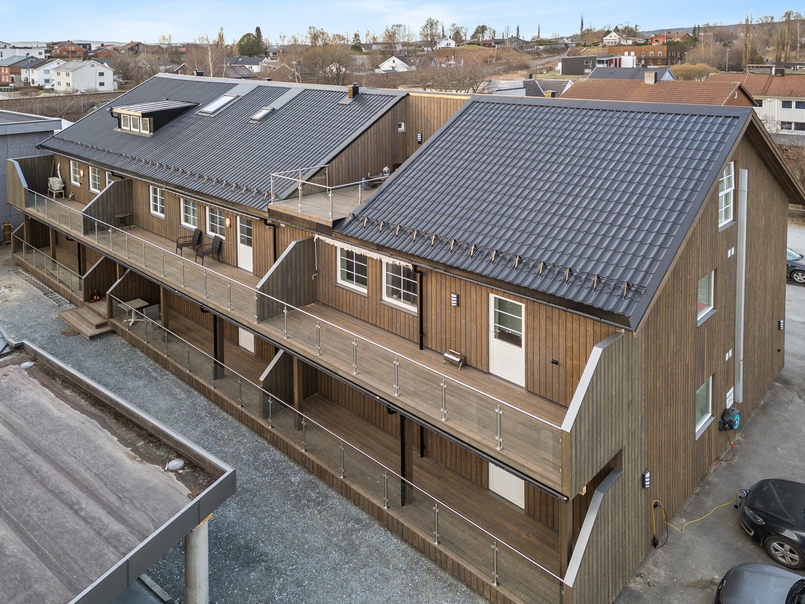 Utvendige fasader er nylig oppgradert, med etterisolering, ny kledning,nye balkonger og nytt tak. Galleribilde