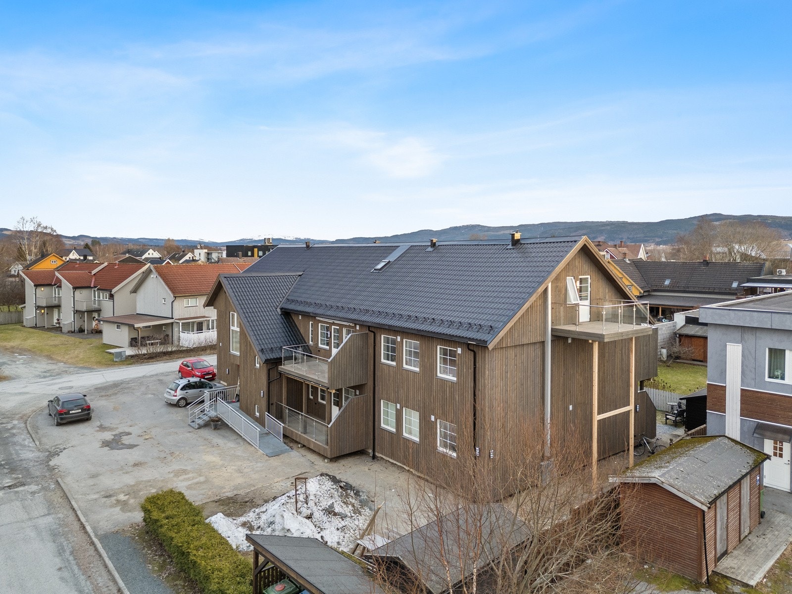 Det er godt med parkeringsplasser på tomta. Galleribilde