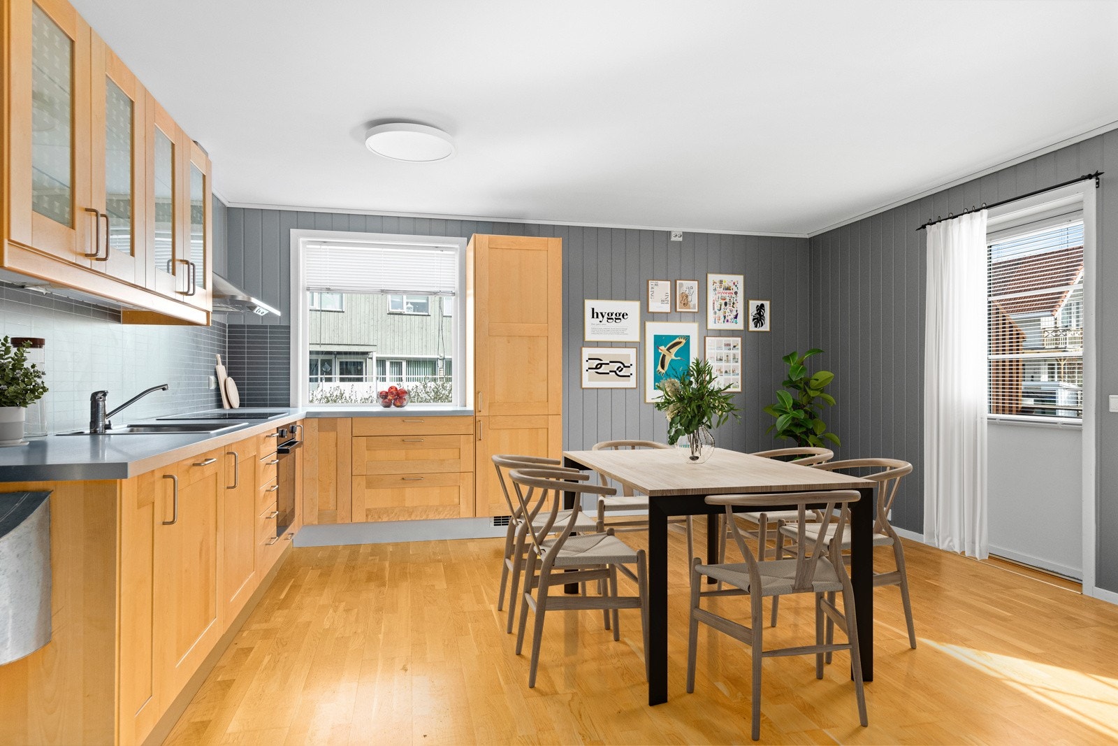 På kjøkkenet er det god plass til spisestuemøblement. Galleribilde