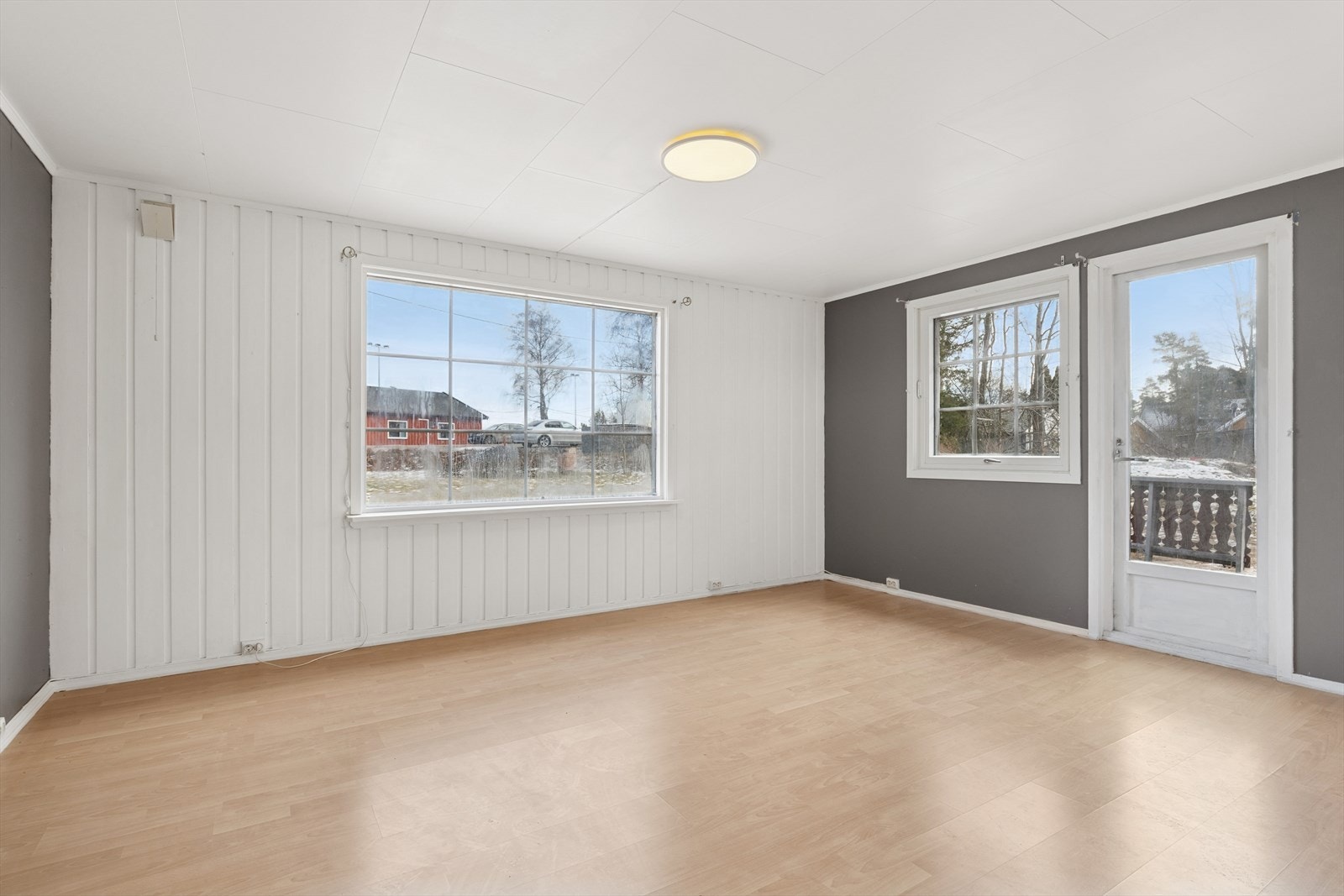 Fra stuen er det utgang til terrassen, som videre gir tilgang til hagen. I tillegg har den store vindusflater som gir et lyst og trivelig innemiljø. Galleribilde