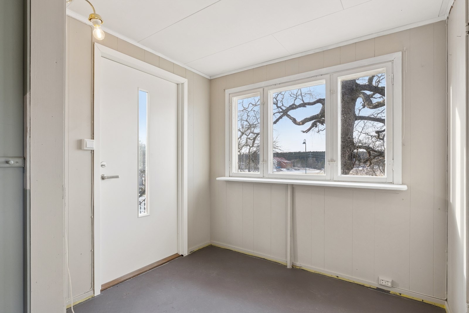 Entré med plass til sko- og yttertøy og et lite kott til oppbevaring. Galleribilde