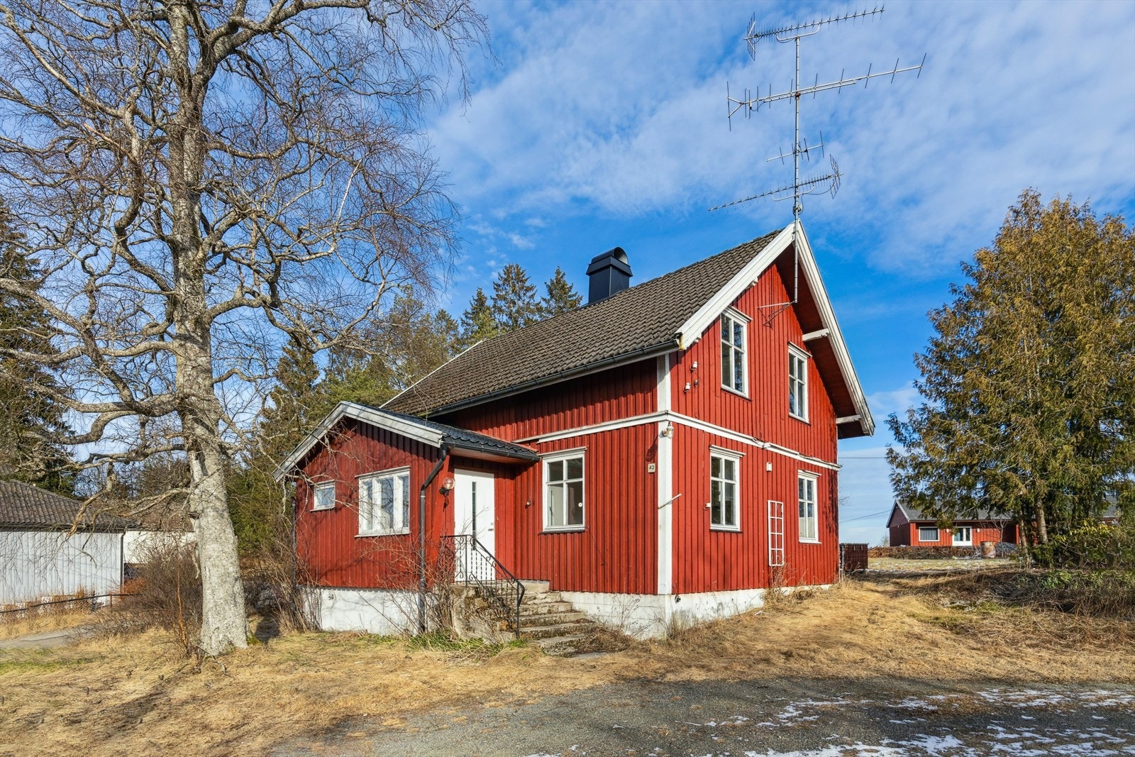 DNB Eiendom ved Joachim Hoff har gleden av å presentere Storveien 42. En enebolig over 2 plan + loft og krypkjeller. Galleribilde