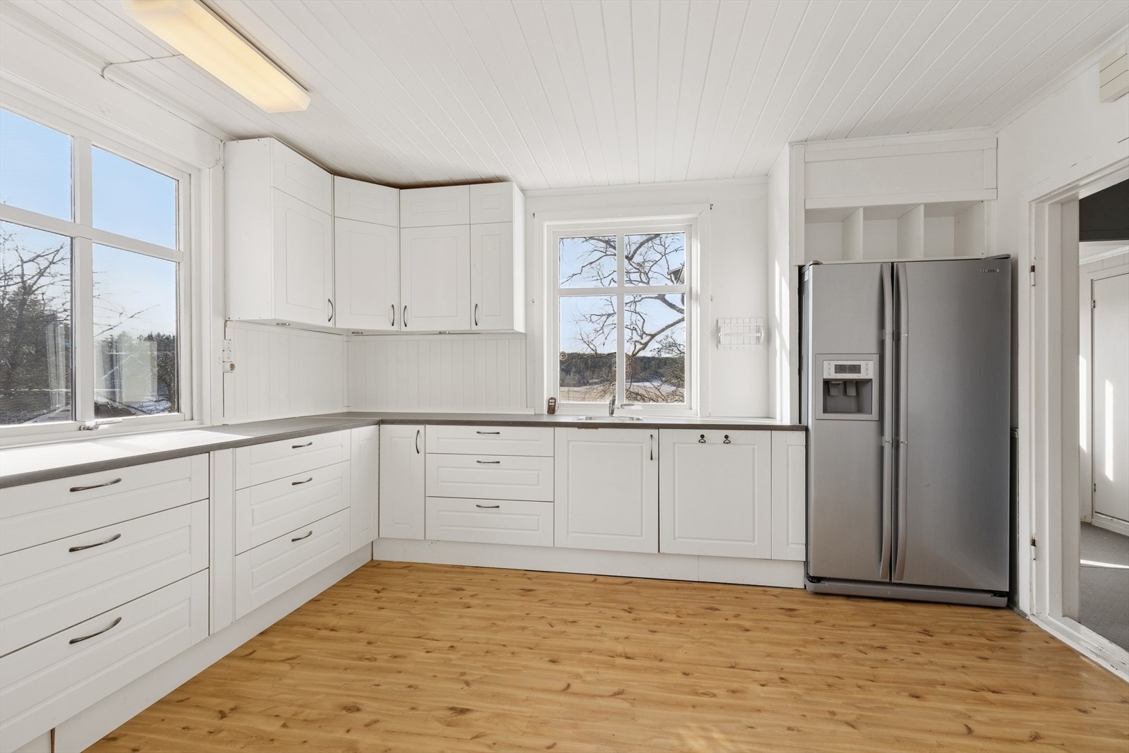 Romslig kjøkken med masse skap- og benkeplass. Det er integrert oppvaskmaskin, ventilator og side-by-side kjøleskap. Galleribilde