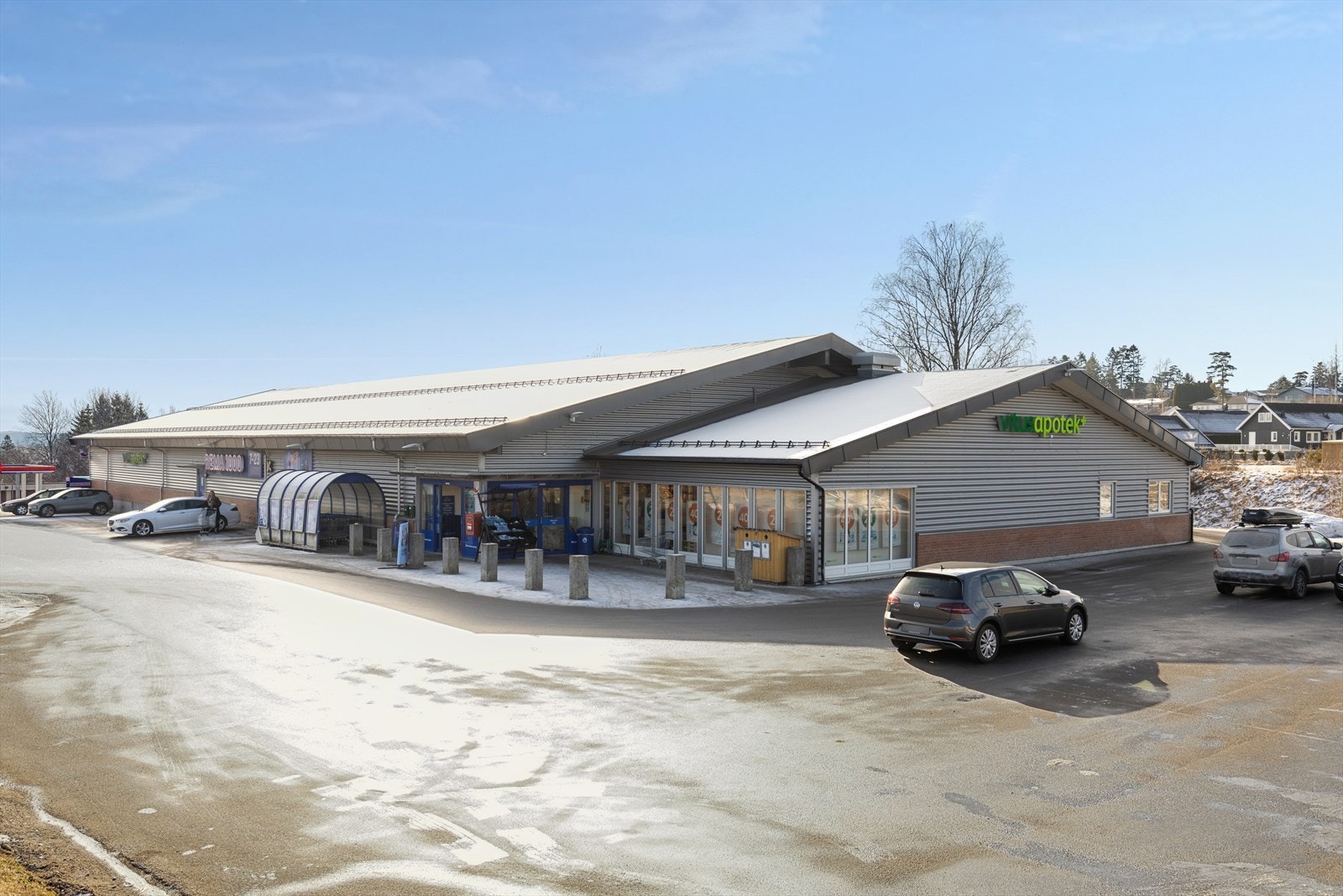 Det er kun 2-3 minutter med bil til Rema 1000, KIWI og Europris. Galleribilde
