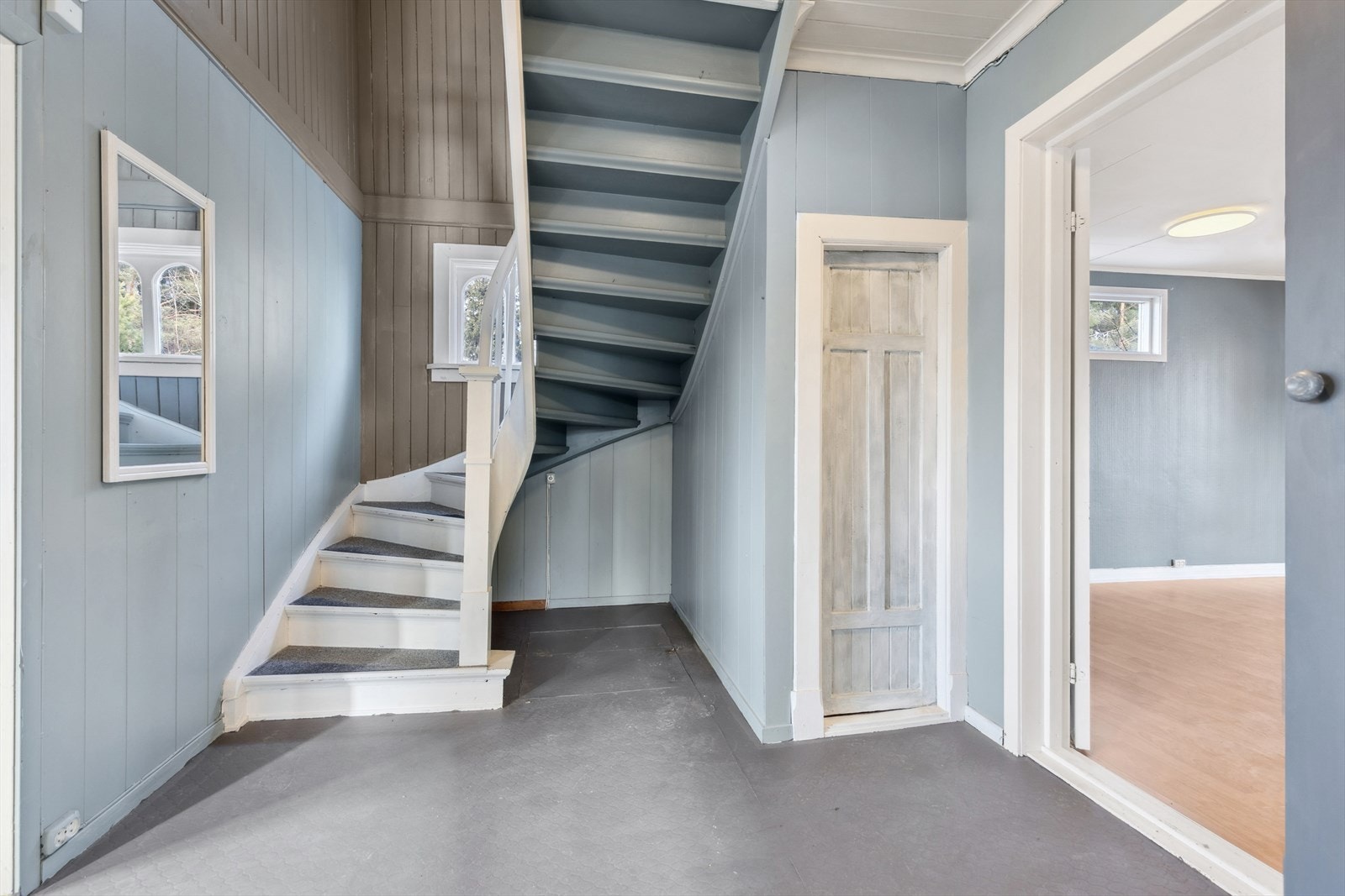 Entré med plass til sko- og yttertøy og et lite kott til oppbevaring. Galleribilde