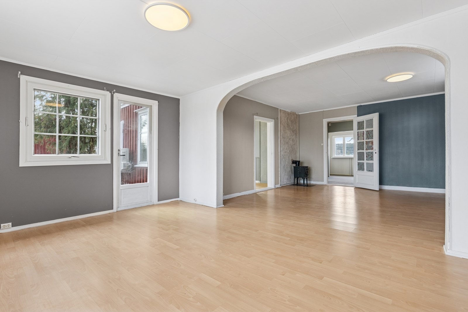 En romslig stue med peis som gir en behagelig atmosfære. Galleribilde