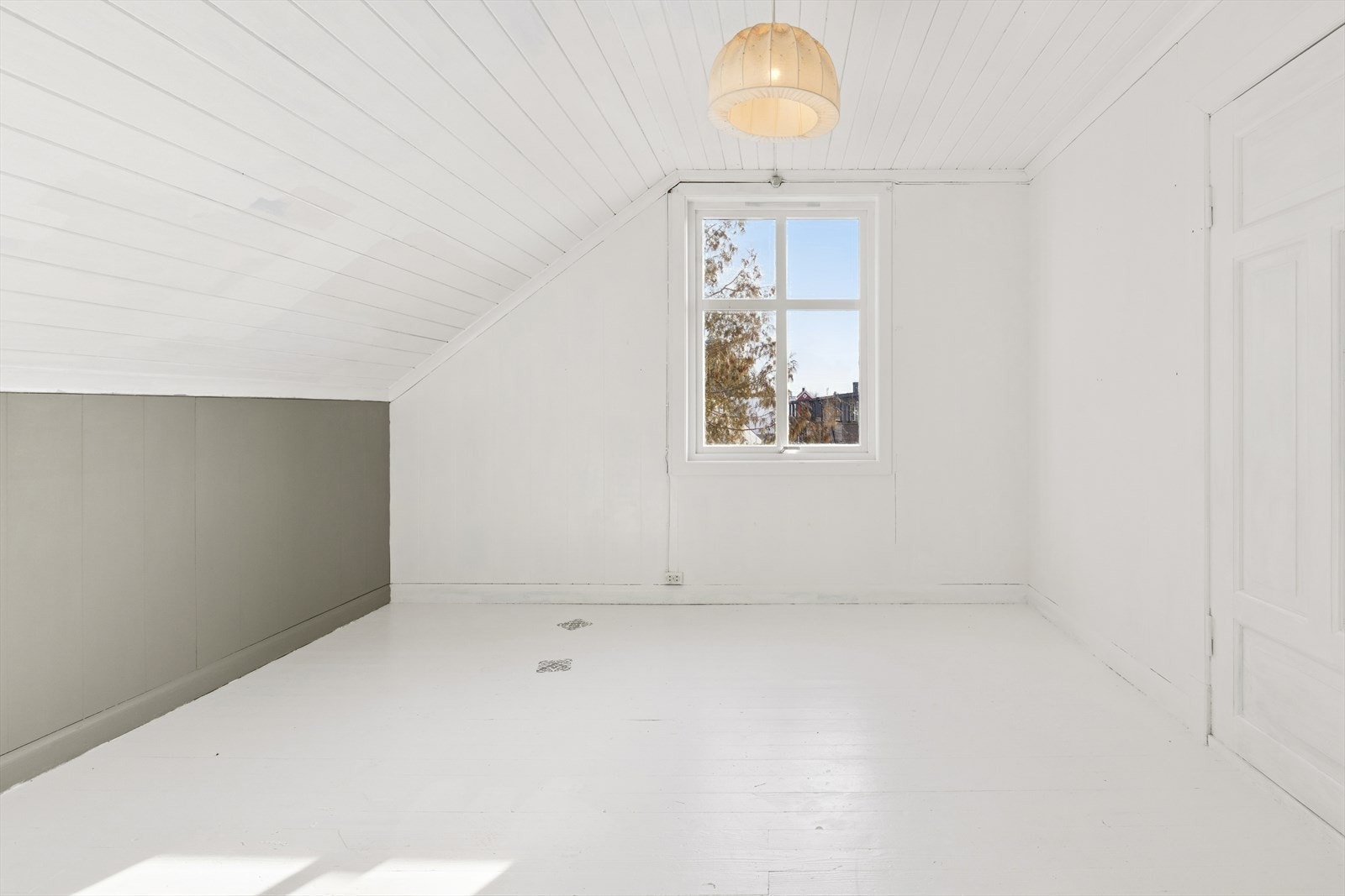 Soverom 1 er et lyst og praktisk soverom med god plass til seng og skap. Galleribilde