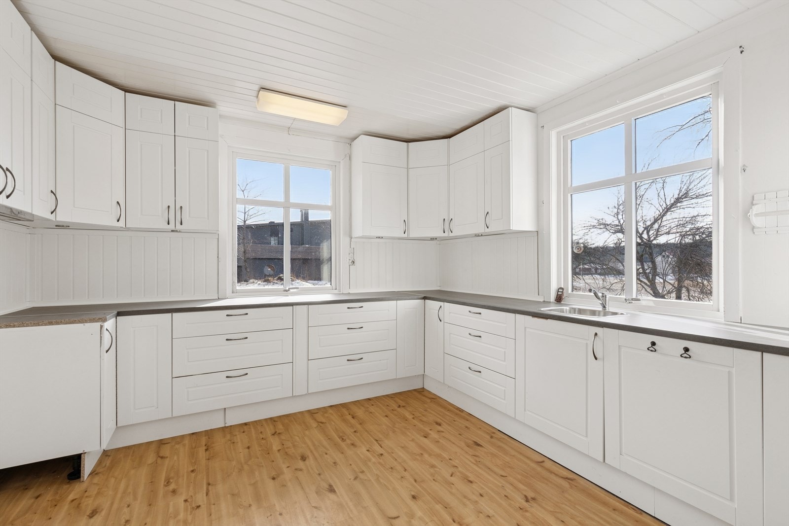 Romslig kjøkken med masse skap- og benkeplass. Det er integrert oppvaskmaskin, ventilator og side-by-side kjøleskap. Galleribilde