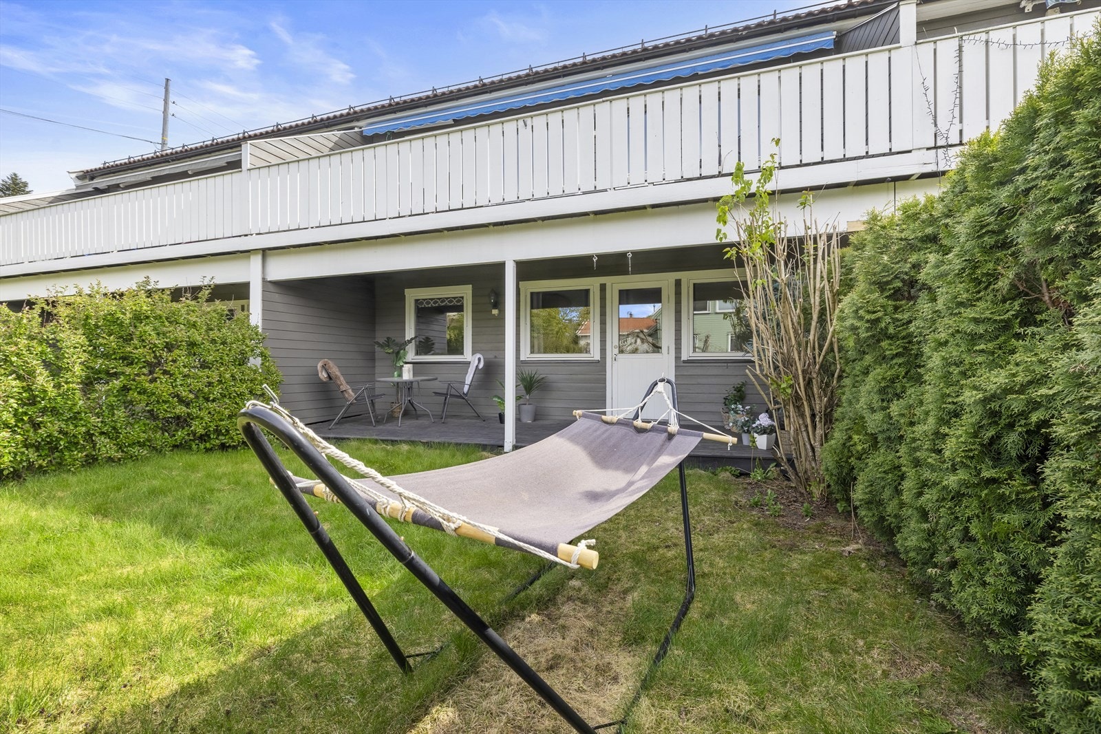 Det er hekken på begge sider av plenen som gjør hagen og terrassen litt mer privat. Galleribilde