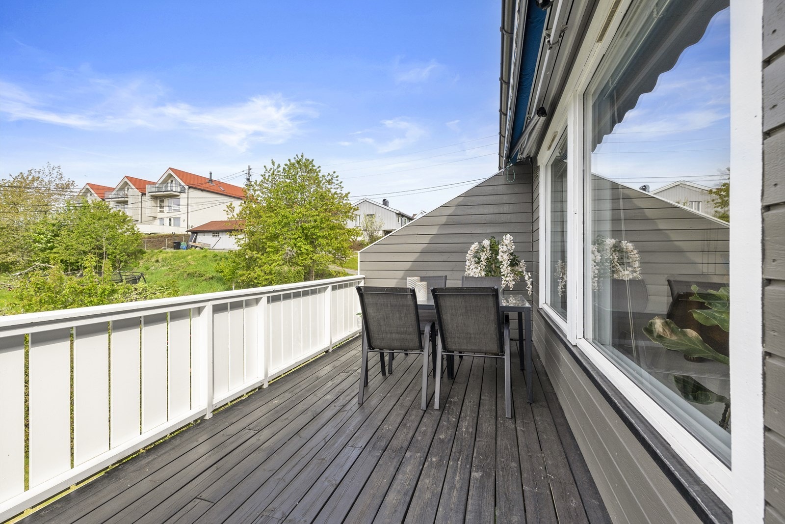 Flott veranda som funker flott som forlengelse av stuen. Galleribilde