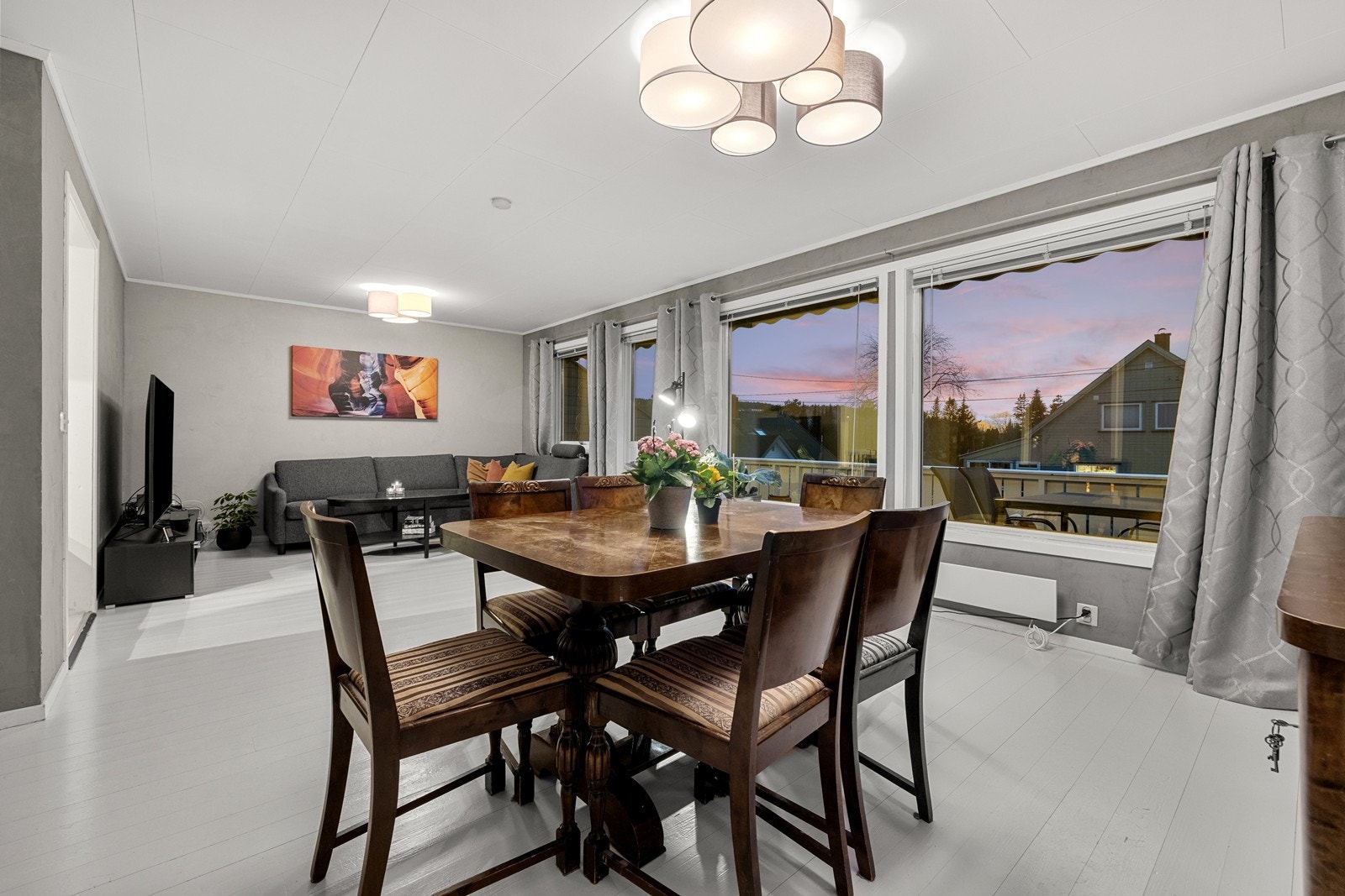 Det er god plass til en sofastue i ene enden og stor spisestue der man kan invitere venner og familie i andre. Galleribilde