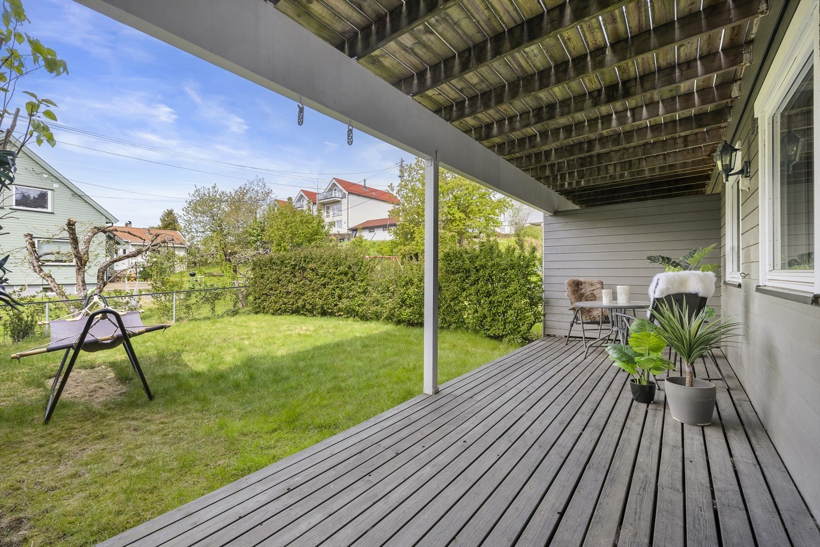 God plass på terrassen til både grill og sittegruppe, der storfamilien kan samles. Galleribilde