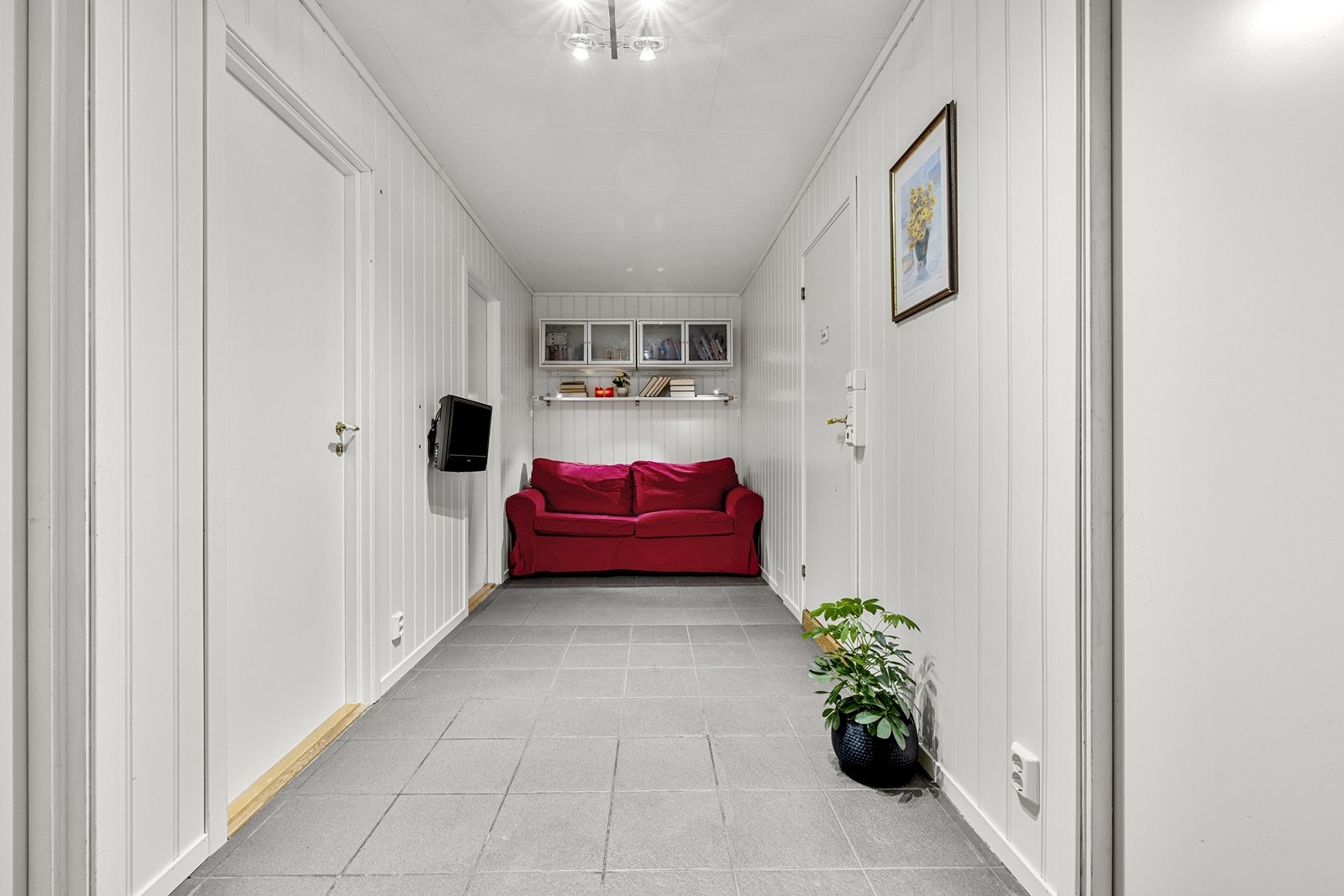 Boligen har mye lagringsplass i både innvendig bod, utvendig bod og på loft. Galleribilde