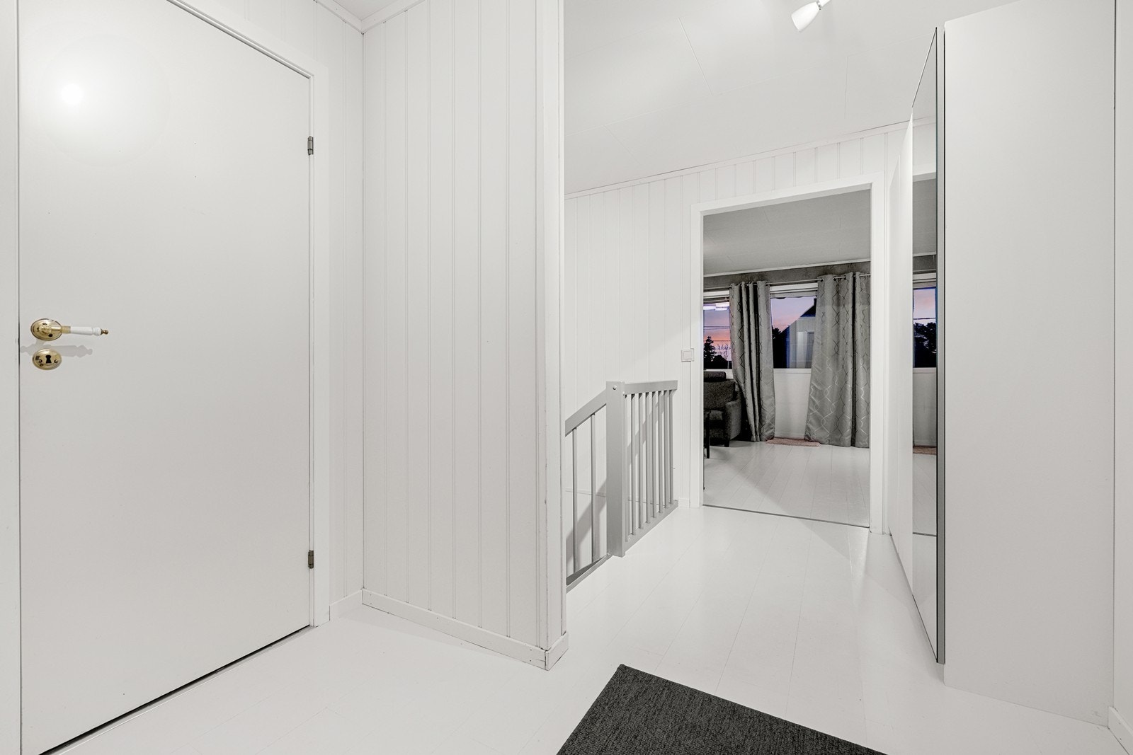 En velkommelig entré med plass til å sette fra seg sko og henge fra seg ytterjakker. I tillegg er det et medfølgende garderobeskap i gangen. Galleribilde