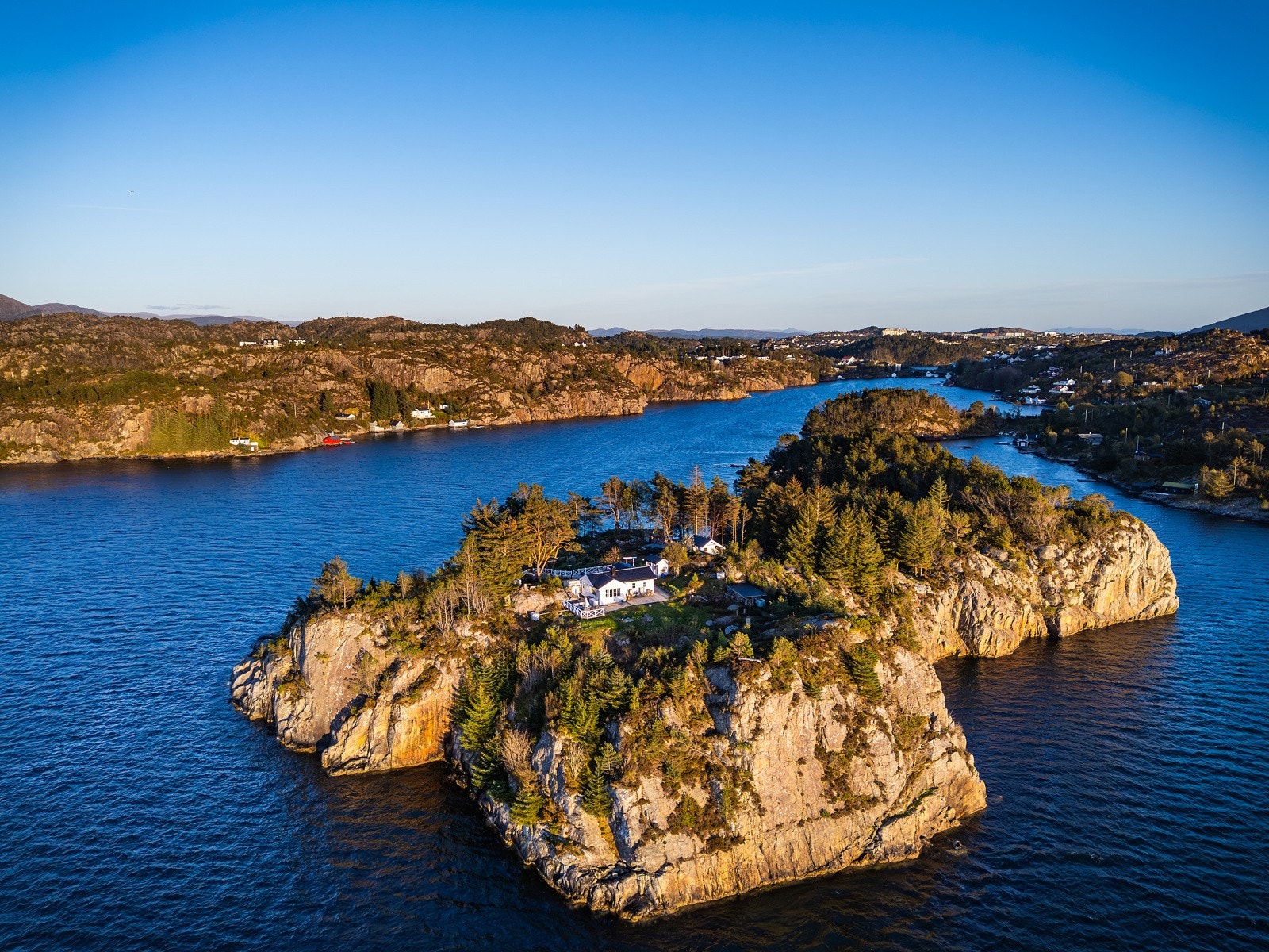 Eiendommen har en herlig maritim beliggenheten som gjør området svært populært for fiske, båt og friluftsliv. Galleribilde