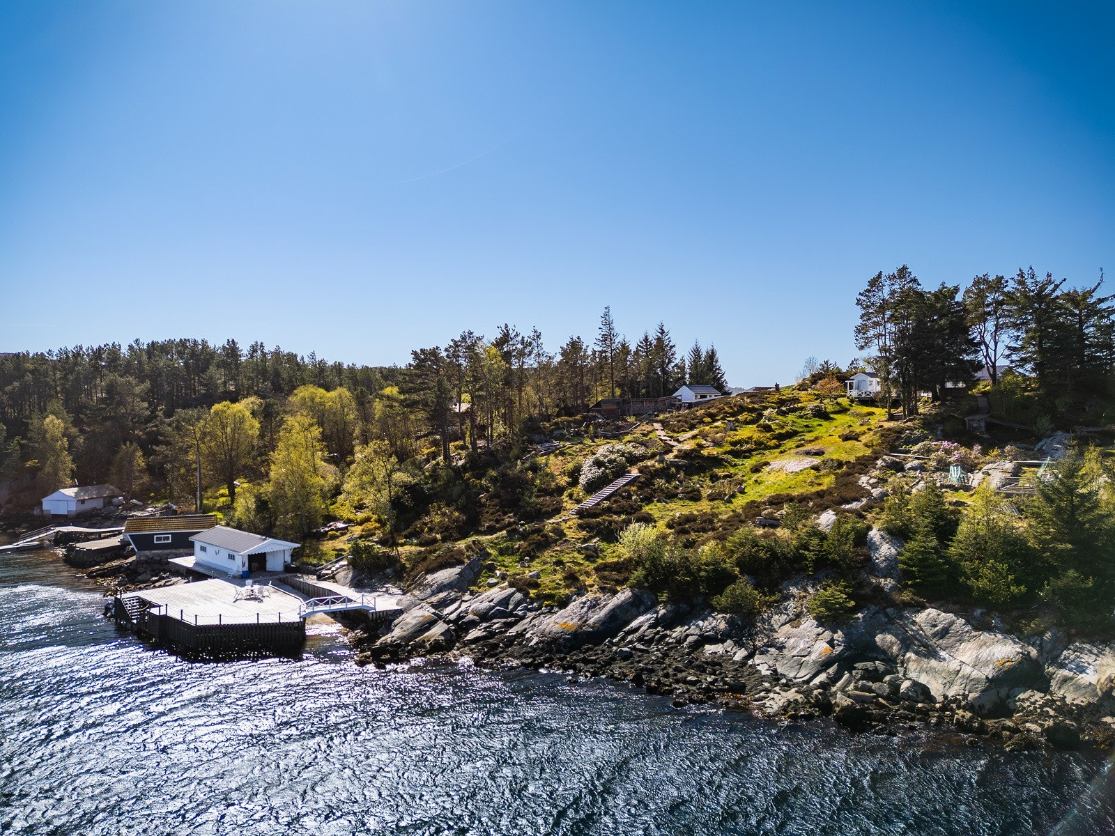 Eiendommen er medlem av Folnesvågen hyttevel. Årskontingent på kr. 600,- inkluderer parkering og tilgang til hovedkaien (fastland) med trapp der det er mulig å laste/losse. Galleribilde
