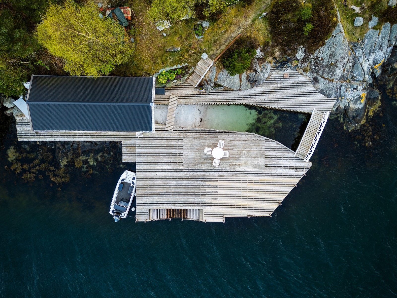 Selger opplyser om at det skal tinglyses bruksrett til 1 stk. båtplass ved flytebrygge som eies av gnr. 36 bnr. 1023. Dette er en nausteeiendom ved Foldnes kai som også er til salgs. Kontakt megler for mer info. Galleribilde