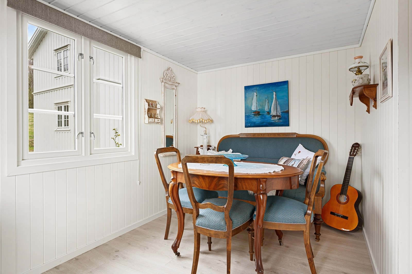 Annekset er innredet men en lys og trivelig stue. Galleribilde
